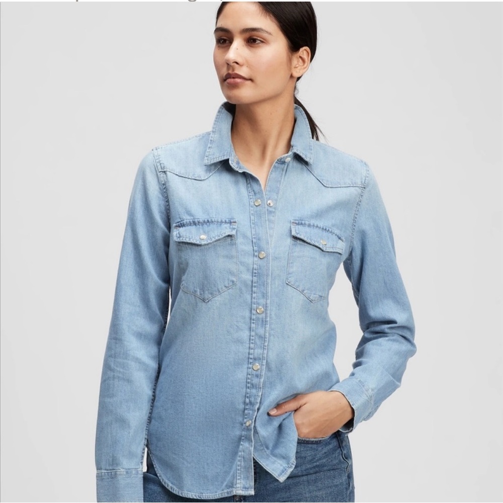GAP Women's Light Blue Denim Snap Shirt